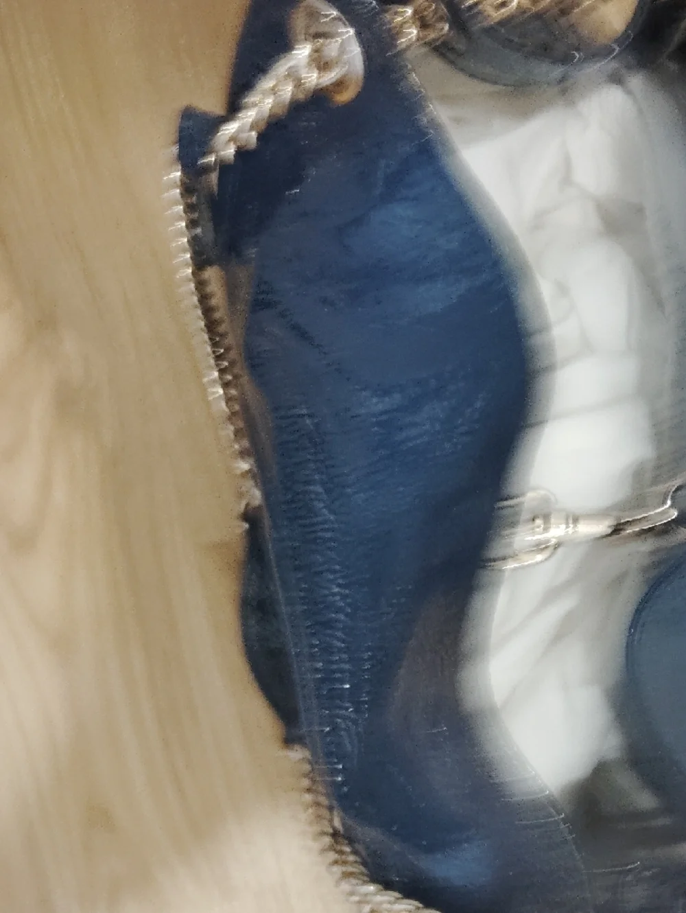Pre- loved Gucci Patent Leather Chain Shoulder Bag in Navy. - Picture 9 of 12